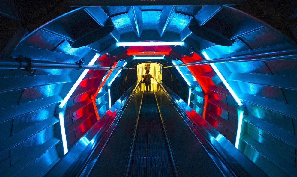 Un visitante camina entre efectos de luz en la exposición "Descubre el poder de la luz", presentado en el monumento Atomium en Bruselas. REUTERS