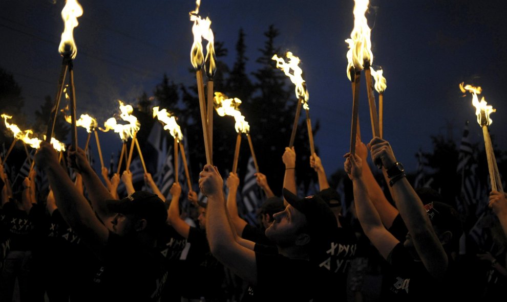 Partidarios de Golden Dawn levantan antorchas mientras que participan en una ceremonia en las Termópilas. REUTERS