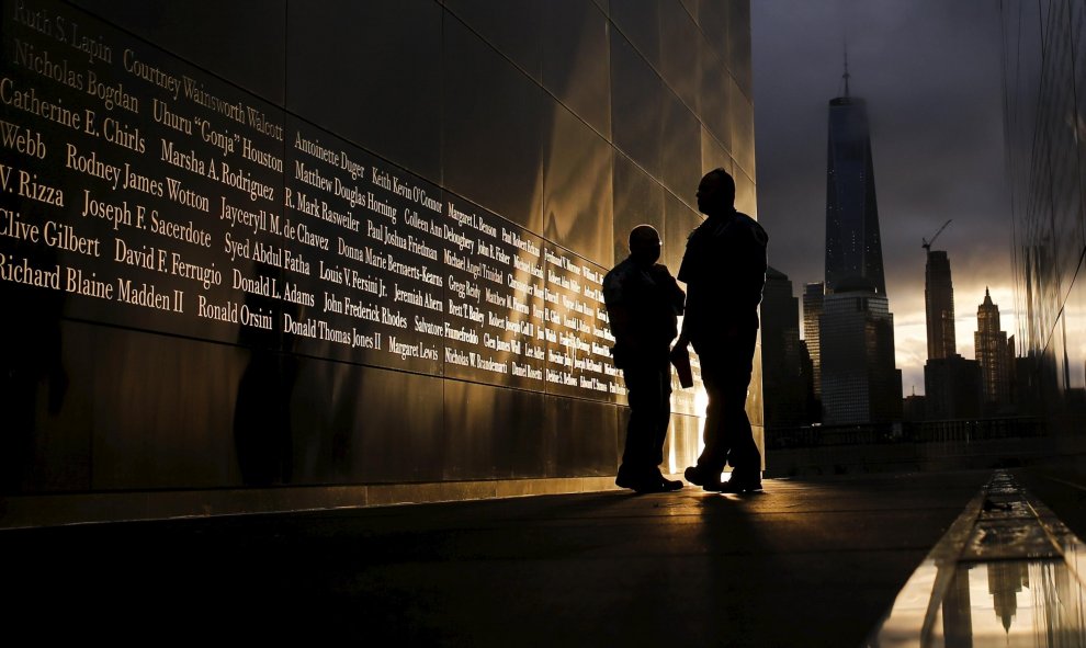 La gente lee los nombres de los fallecidos en el 11 de septiembre en el Liberty State Park en Jersey City. REUTERS