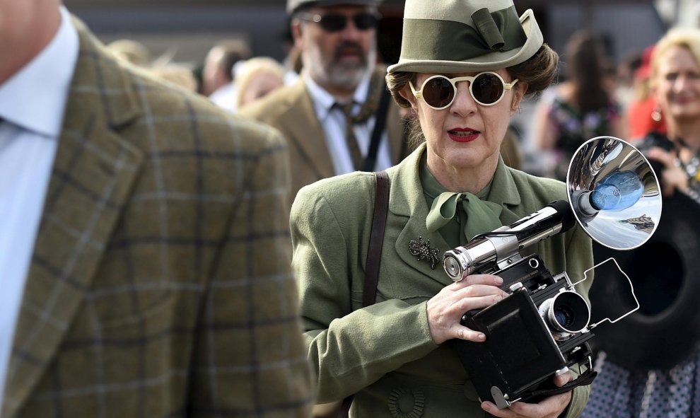 Los visitantes y los entusiastas de los coches asisten al festival de automovilismo histórico 'Goodwood Revival' en Goodwood, cerca de Chichester, en el sur de Inglaterra. REUTERS