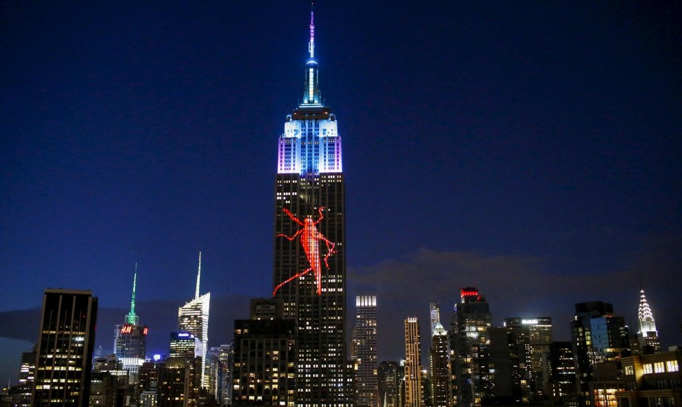 El Empire State Building, con la imagen de un animal en peligro de extinción proyectada, en Nueva York. REUTERS