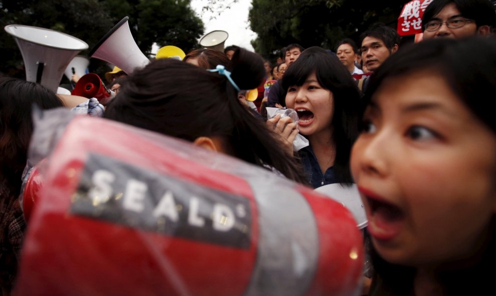 El grupo de protesta 'Students Emergency Action for Liberal Democracy' grita consignas durante una manifestación contra el proyecto de ley de seguridad de Japón en Tokio. REUTERS