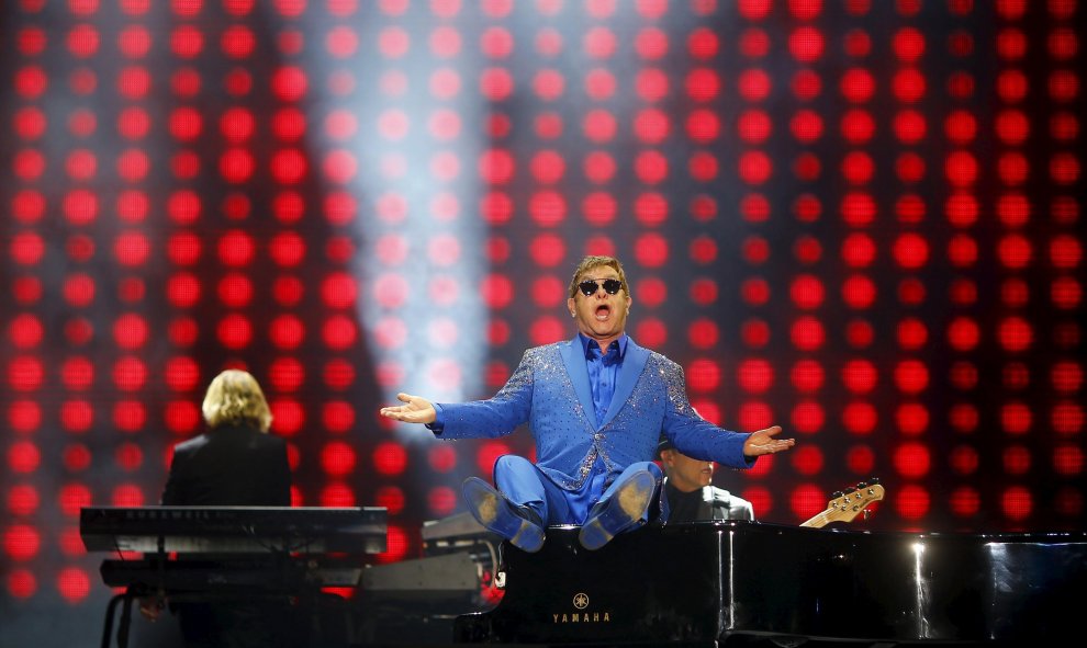 El cantante británico Elton John actúa en el Festival musical Rock in Rio en Rio de Janeiro, Brasil. REUTERS/Ricardo Moraes