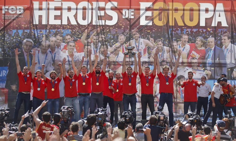 Jugadores y cuerpo técnico de la selección española celebran el título europeo en la plaza de Callao.  REUTERS/Andrea Comas