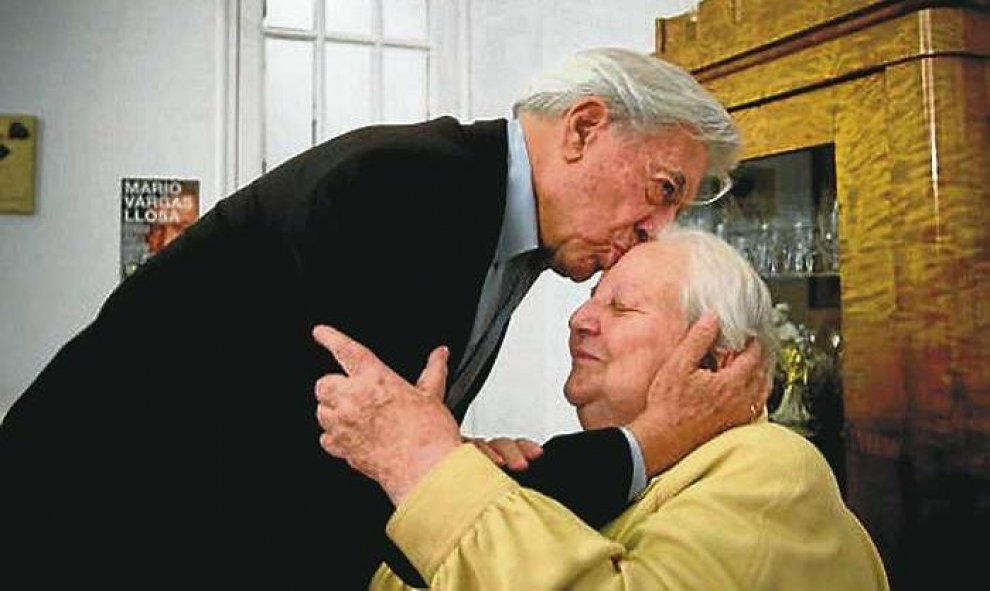 Carmen Balcells con el Premio Nobel Mario Vargas Llosa / EFE