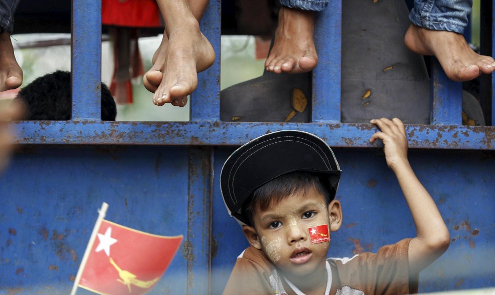 Un niño y su familia espera al líder pro-democracia de Birmania, Aung San Suu Kyi, en su campaña en el distrito de Kawhmu, a las afueras de Yangon. REUTERS/Soe Zeya Tun