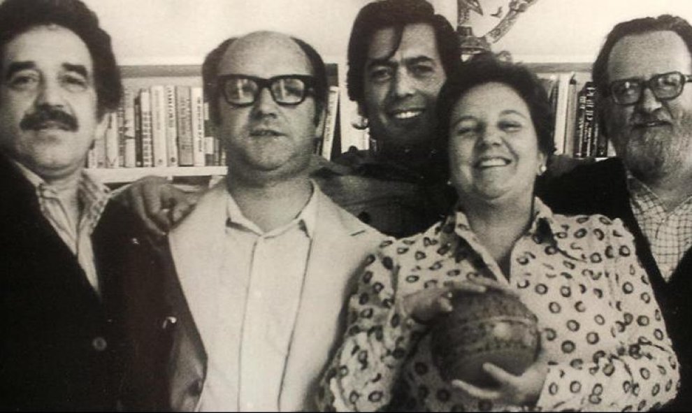Gabriel García Ma´rquez, Jorge Edward, Maria Vargas Llosa, Carmen Balcells, Donoso y Muñoz Suay, en 1974.