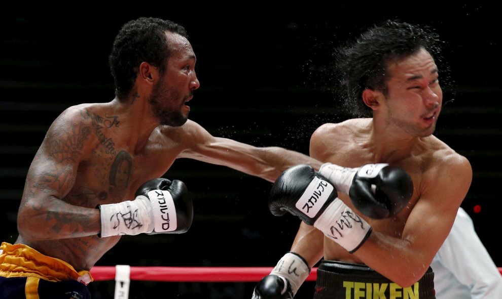 Anselmo Moreno de Panamá golpea a Shinsuke Yamanaka de Japón durante el Torneo Mundial de Boxeo en Tokio, Japón. REUTERS / Toru Hanai