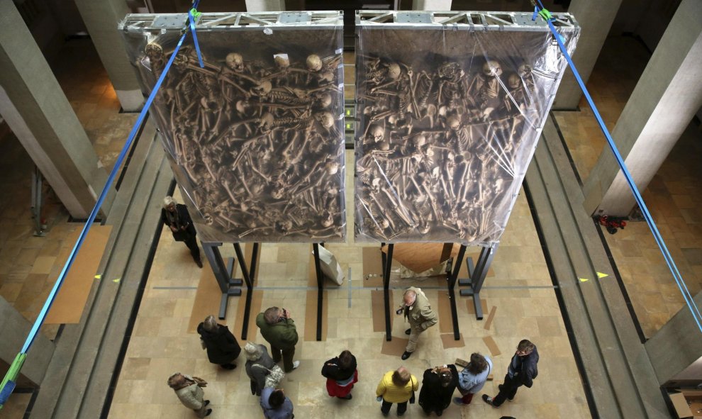 Miembros de una delegación de la fundación sueca Livrusthammeren observan los restos de soldados fallecidos en la batalla de Luetzen en 1632 en la fosa común en el museo de Halle/Saale (Alemania) hoy. EFE/Jan woitas