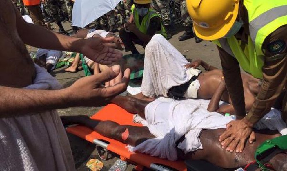 Miembros de protección civil de Arabia Saudí tratan de rescatar a los peregrinos musulmanes heridos por aplastamiento en Mica, cerca de La Meca.-REUTERS