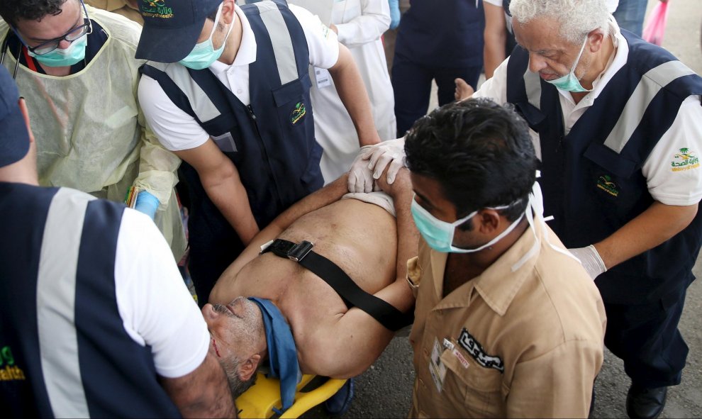 personal médico atiende a los peregrinos musulmanes heridos tras un aplastamiento provocado por una avalancha humana en Mina, en las afueras de la ciudad santa musulmana de La Meca.- REUTERS