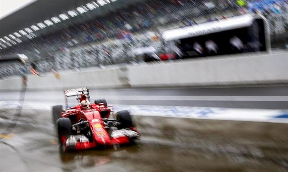 El piloto alemán de Fórmula Uno Sebastian Vettel, de Ferrari, dirige su monoplaza durante los entrenamientos libres en el circuito de Suzuka en Japón. EFE/Diego Azubel