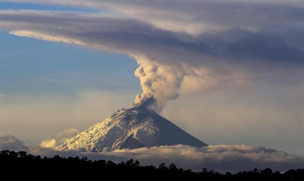 Vista del volcán Cotopaxi emitiendo ceniza y vapor en Quito (Ecuador). El Ministerio Coordinador de Seguridad, con base a informes del Instituto Geofísico (IG) de la Escuela Politécnica Nacional, indicó que el Cotopaxi "continúa con su actividad interna y