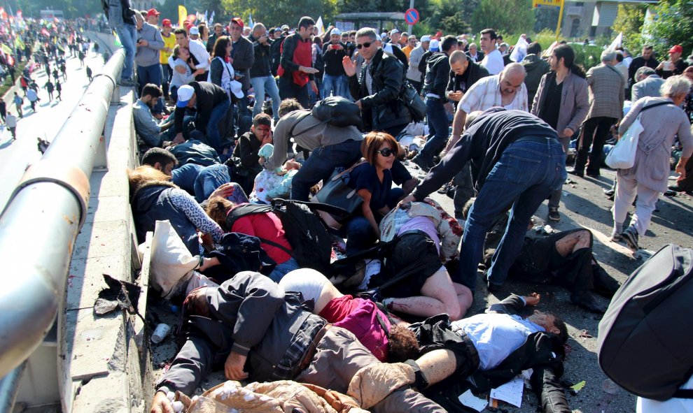 Las víctimas de las explosiones en Ankara se amontonan en la calle. REUTERS/Tumay Berkin