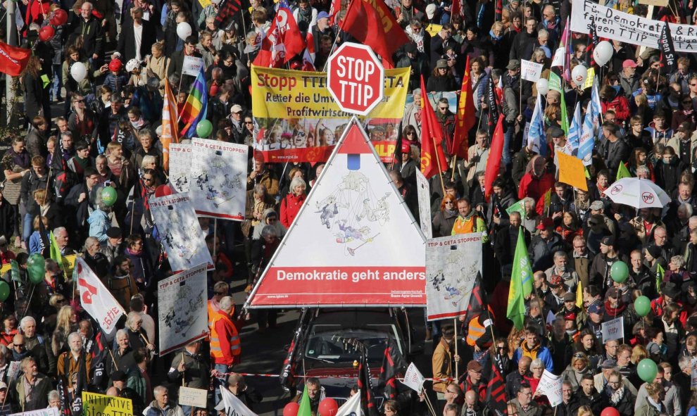 Activistas de los derechos de consumidores participan en la marcha para protestar contra TTIP en Berlín.- REUTERS.