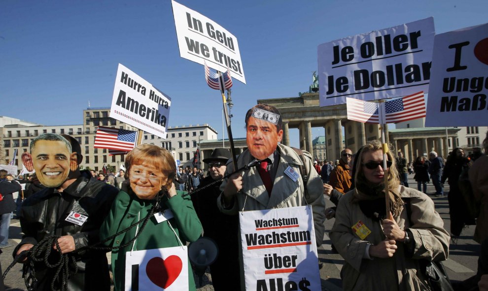 Activistas de los derechos de consumidores participan en la marcha para protestar contra TTIP en Berlín.- REUTERS.