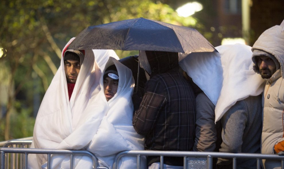 Cientos de refugiados esperan con frío para registrarse en  la Oficina de Sanidad y Asuntos Sociales, en Berlín. EFE/Kay Nietfeld