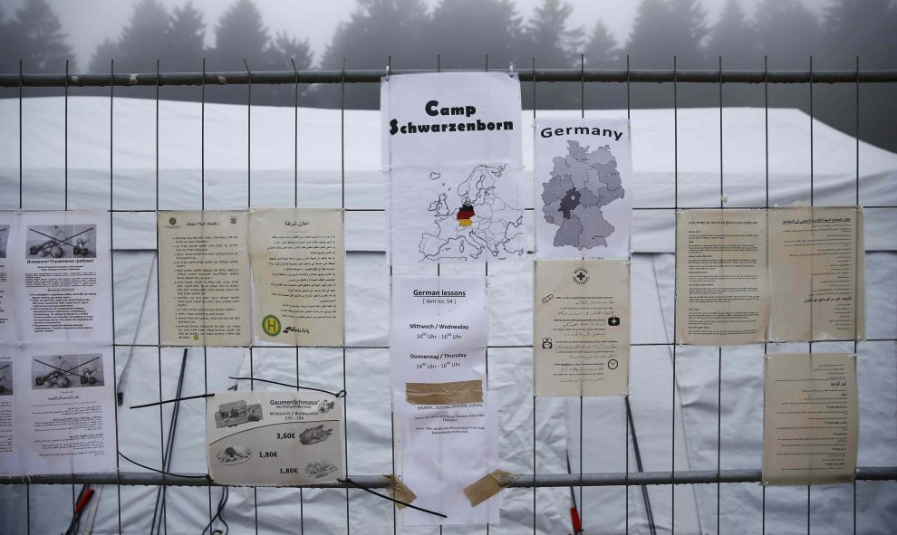 Notas de aviso colgadas en una valla del campamento temporal para refugiados de Schwarzenborn (Alemania). REUTERS/Kai Pfaffenbach