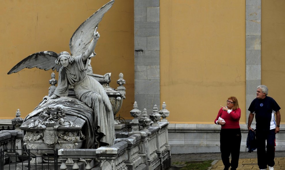 Una pareja pasa junto al panteón de la Marquesa de San Juan de Nieva, en el cementerio de La Carriona, en Avilés, que ha sido elegido como la Mejor Escultura Funeraria de España. REUTERS/Eloy Alonso