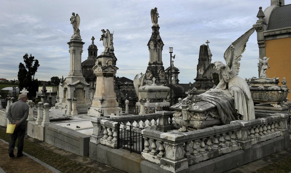 Un hombre observa el panteón de la Marquesa de San Juan de Nieva, en el cementerio de La Carriona, en Avilés, que ha sido elegido como la Mejor Escultura Funeraria de España. REUTERS/Eloy Alonso