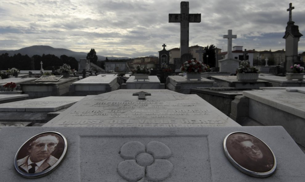 Algunas de las tumbras del cementerio de La Carriona, en Avilés. REUTERS/Eloy Alonso