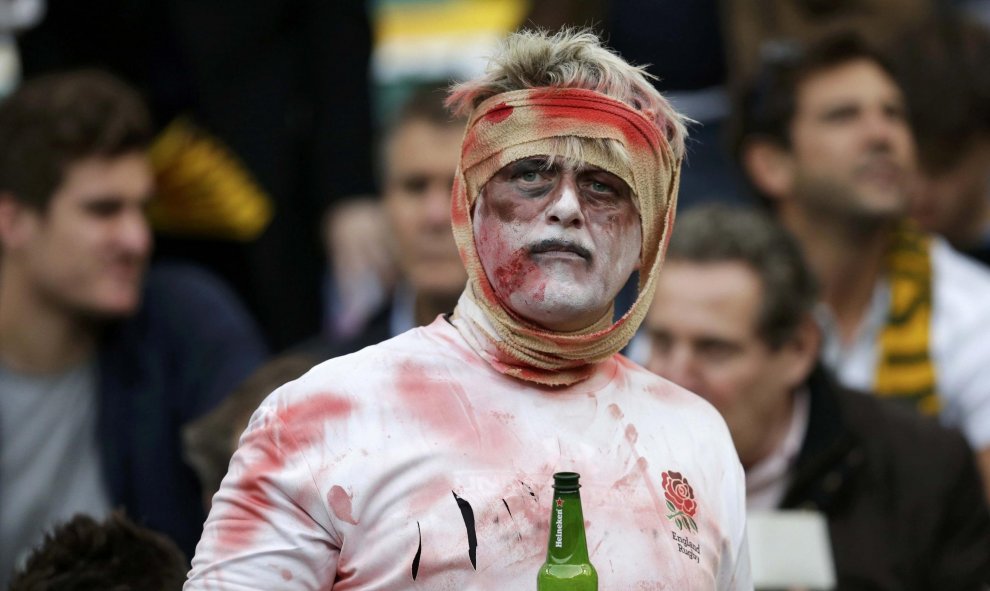 Un fan de Inglaterra disfrazado bebe cerveza mientras espera a que empiece la Copa Mundial de Rugby entre Nueva Zelanda y Australia, en Londres, Reino Unido. REUTERS/Henry Browne