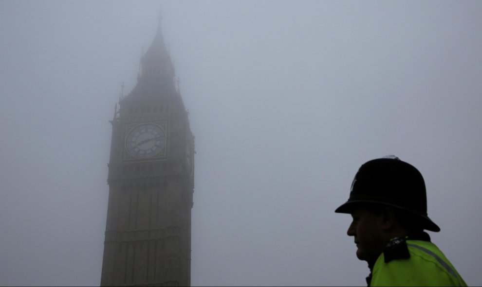 Los aeropuertos de todo el Reino Unido sufrieron interrupción el lunes debido a la densa niebla provocó retrasos y cancelaciones.- REUTERS