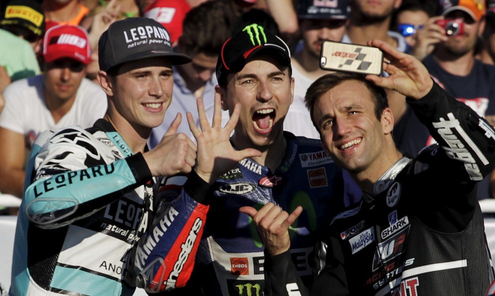 El ganador del mundial de MotoGP Jorge Lorenzo, se toma un selfi con los vencedores en Kalex Moto2, el francés Johann Zarco, y Moto3, el británico Danny Kent, tras el Gran Premio de Valencia. REUTERS/Heino Kalis