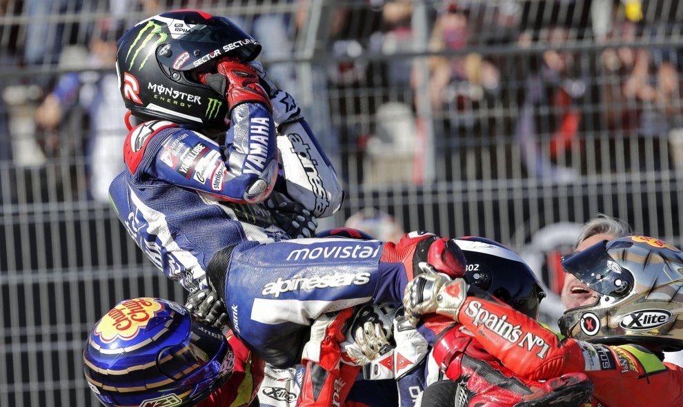 El piloto español Jorge Lorenzo (Yamaha ) es manteado por compañeros tras ganar la carrera y el mundial de Moto GP en el circuito "Ricardo Tormo" de Valencia. EFE/ Manuel Bruque