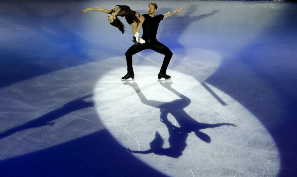 Madison Chock y Evan Bates de los EE.UU. durante su actuación para China ISU Grand Prix de Patinaje Artístico en Beijing. REUTERS