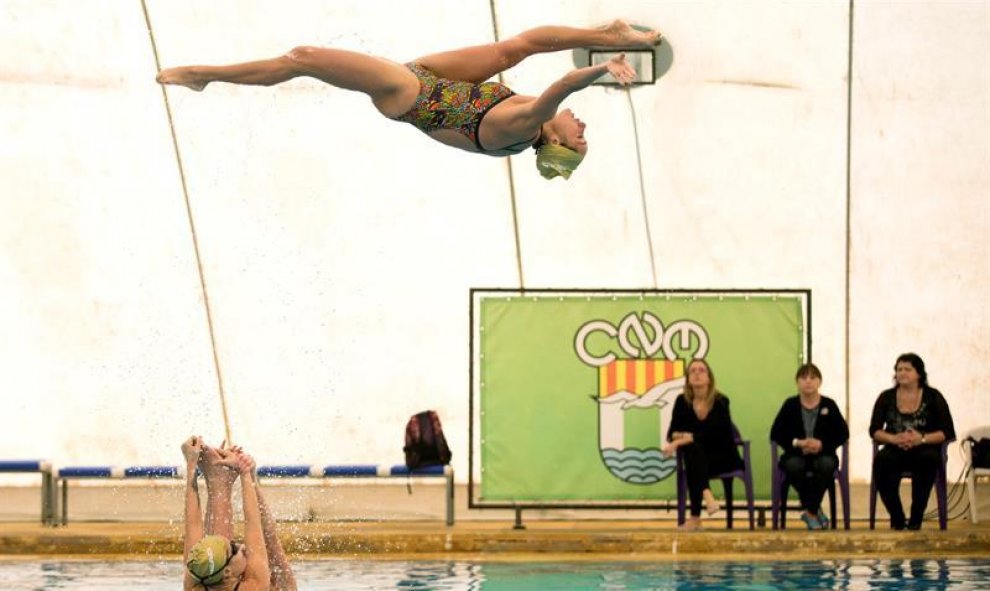 Anna Tarrés observa a las componentes de su equipo de natación sincronizada durante el entrenamiento. EFE