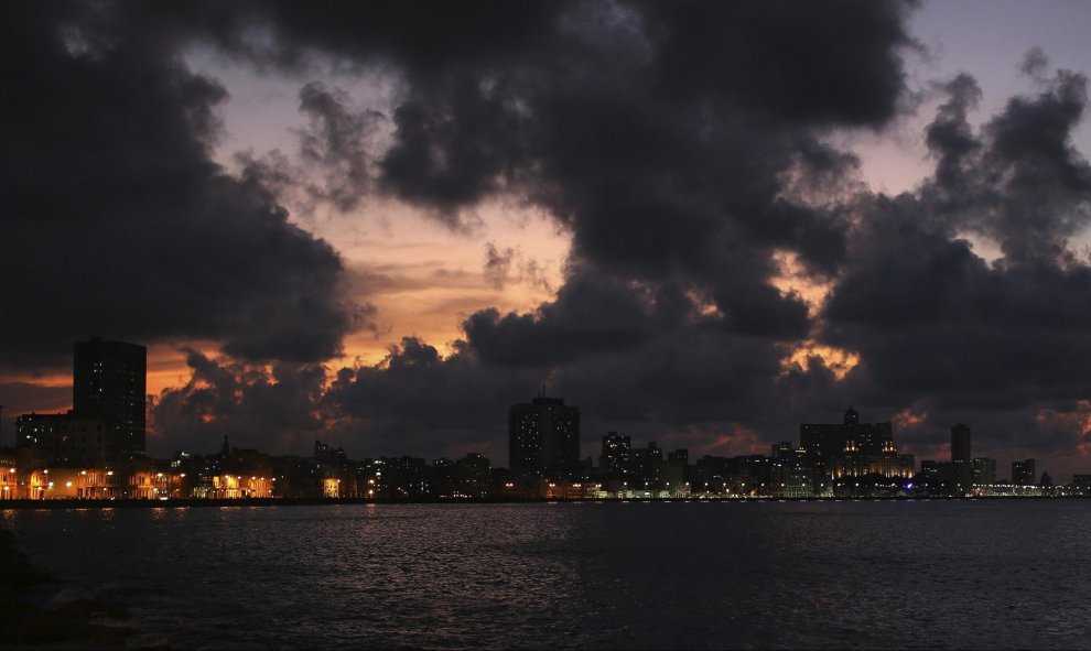 Fotografía del atardecer en el malecón de La Habana (Cuba). EFE/Alejandro Ernesto