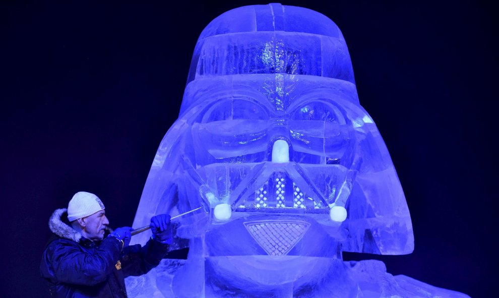Artista húngaro talla una figura de Darth Vader para el festival de esculturas de hielo de Lieja, en Bélgica. REUTERS/Eric Vidal