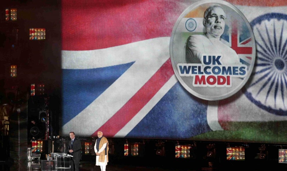 El primer ministro de la India Narendra Modi, y el primer ministro británico, David Cameron, de pie en el escenario durante un evento en el estadio de Wembley, en Londres. REUTERS/Suzanne Plunkett