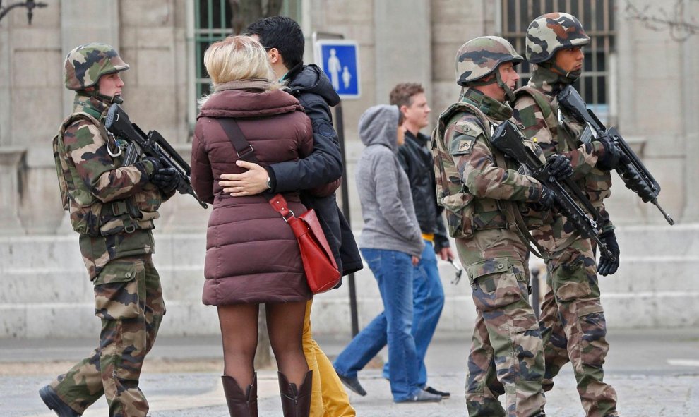 Una patrulla militar francesa cerca de la catedral de Notre Dame el día después de los atentados de París.- REUTERS / Yves Herman