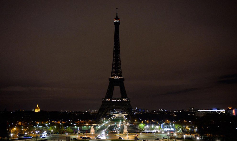 La Torre Eiffel con sus luces apagadas después de los ataques mortales en París.- AFP PHOTO / ALAIN JOCARD