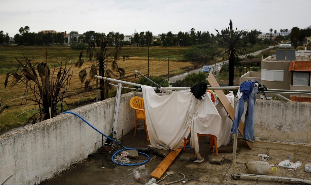 Una ducha y un aseo improvisado en el tejado de un hotel abandonado, donde cientos de inmigrantes encontraron refugio temporal en la isla griega de Kos (Grecia). REUTERS / Yannis Behrakis