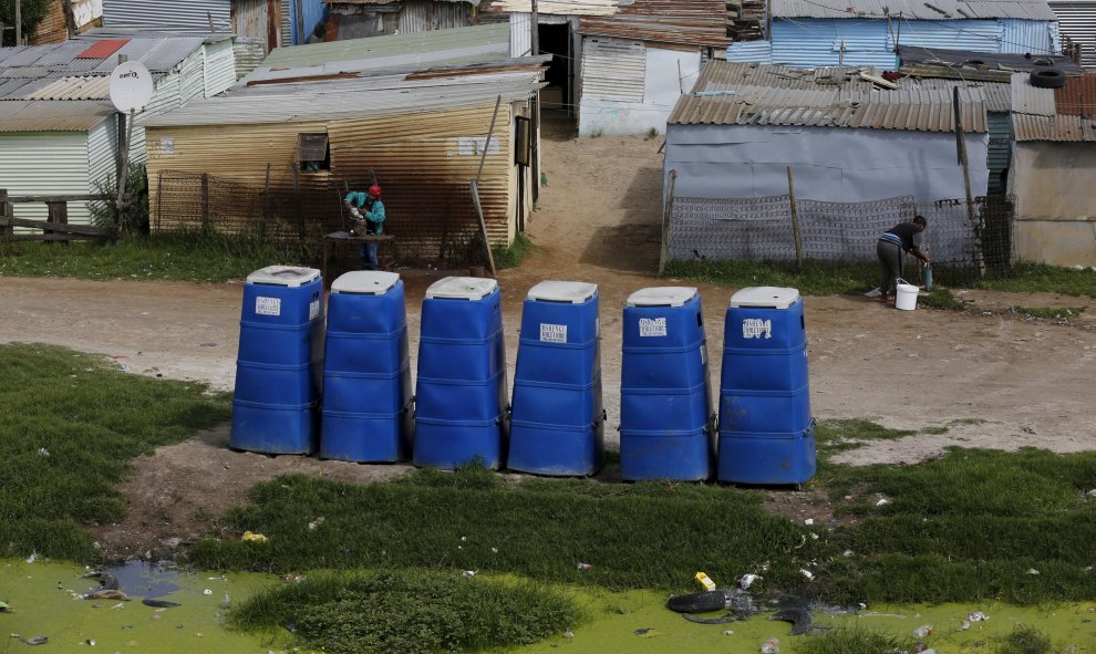 Unos aseos portátiles delante de unas chozas en Ciudad del Cabo (Sudáfrica). REUTERS / Mike Hutchings
