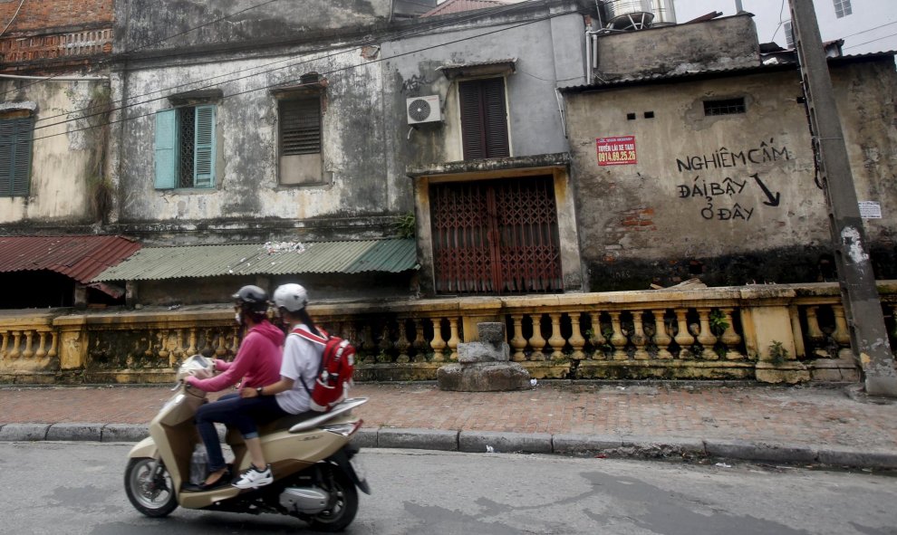 Una pintada que dice: "No orinar!" en la pared de una vivienda en una calle en Hanoi (Vietnam). REUTERS / Kham