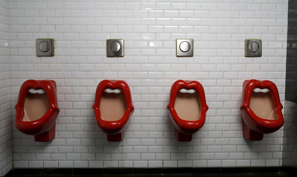 Urinarios inspirados en los labios del logotipo de los Rolling Stones en un bar de París (Francia). REUTERS / Jacky Naegelen
