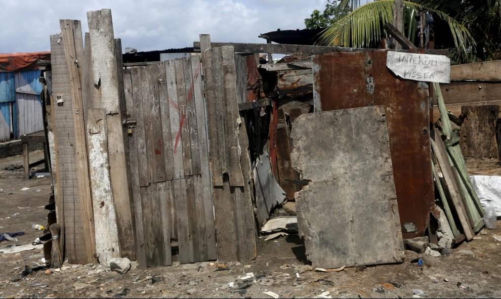 Un baño al aire libre en el barrio Marcory de Abidján (Costa de Marfil). En el cartel de la  izquierda se lee "Prohibido el uso de este inodoro a los extranjeros",  mientras que a la derecha se lee, "Prohibido orinar". REUTERS / Thierry Gouegnon