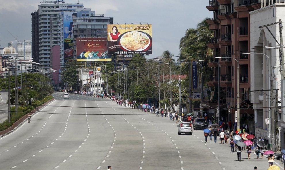 Una vista general de carriles vacíos y los viajeros a pie, mientras la policía cerraba muchos caminos que conducen a lugares de reunión de la cumbre Asia-Pacífico de Cooperación Económica (APEC ) en Manila. REUTERS/Cheryl Ravelo-Gagalac