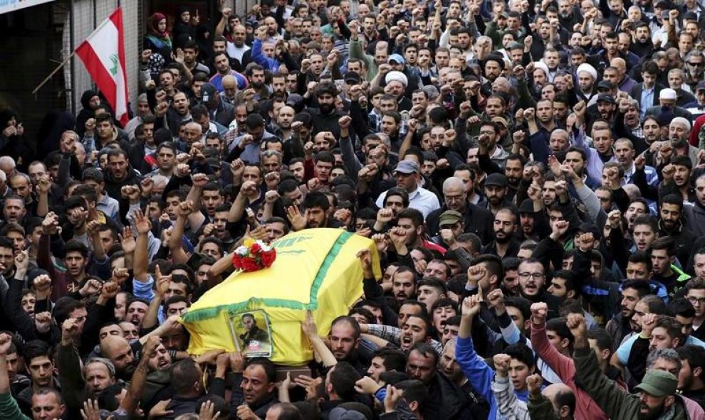 Familiares y amigos del reportero del canal de televisión del grupo chií libanés Hizbulá, Mohammad Nazar, asesinado durante la realización de un reportaje en Aleppo, Siria, llevan su ataúd durante el funeral celebrado en Arabsalim, Líbano, hoy 16 de novie