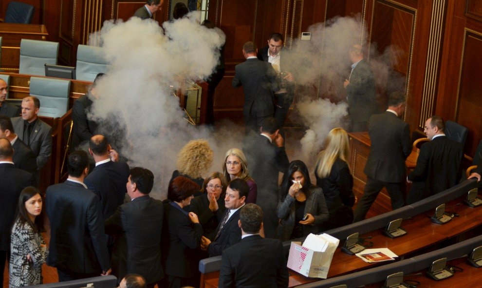 Los miembros del Parlamento de Kosovo fueron 'atacados' durante una sesión parlamentaria por los opositores con gases lacrimógenos y sprays de pimienta. La oposición exige el gobierno un acuerdo mediado por la Unión Europea para regular las relaciones ent