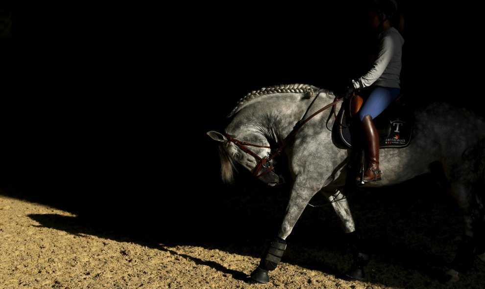 Una mujer monta un purasangre durante la Pre Feria Internacional de caballos, la cual es dedicada única y exclusivamente a esta raza española en Sevilla. REUTERS/Marcelo del Pozo