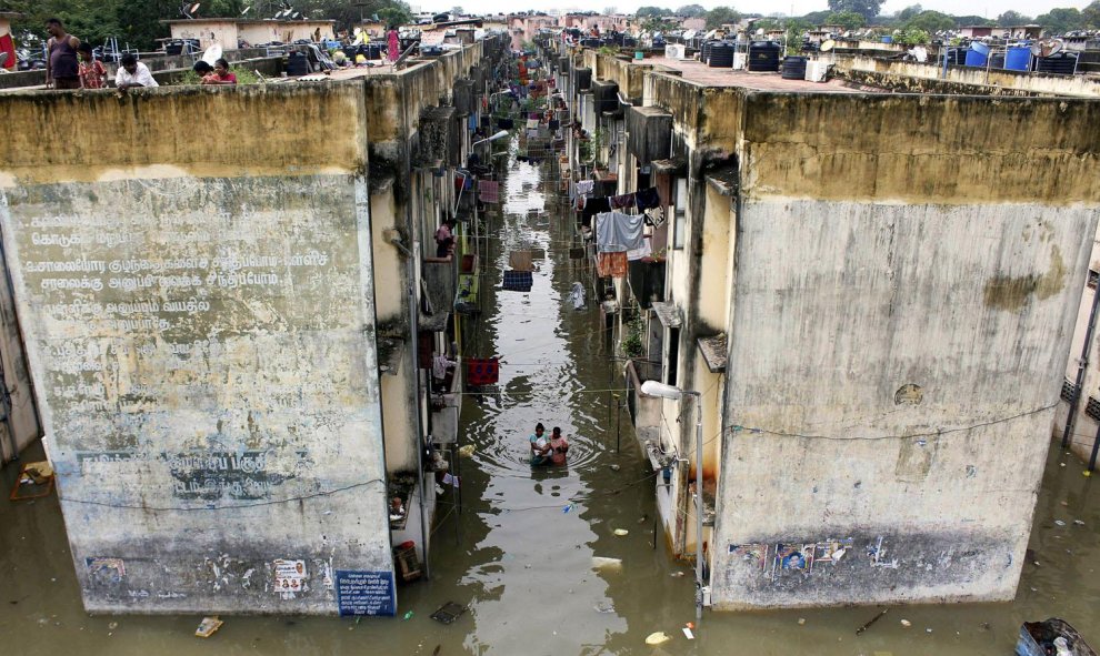 Se reúnen los vecinos alrededor de una zona residencial que se inundó después de las fuertes lluvias en Chennai el 18 de noviembre de 2015. AFP PHOTO