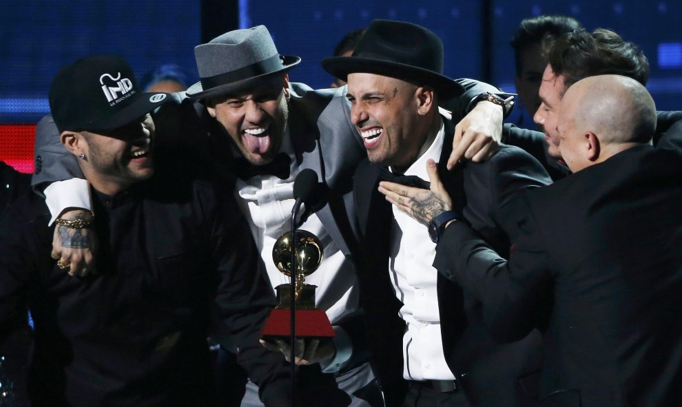 Uno de los premios más celebrados fue el de Nicky Jam y Enrique Iglesias como mejor interpretación urbana, por "El perdón".- REUTERS.