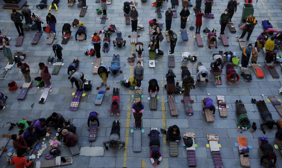 Los peregrinos rezan fuera del Templo de Jokhang, en el centro de Lhasa, región autónoma del Tíbet (China). Cada día miles de tibetanos visitan y oran en el templo de Jokhang, considerado uno de los lugares más sagrados de culto. REUTERS/Damir Sagolj