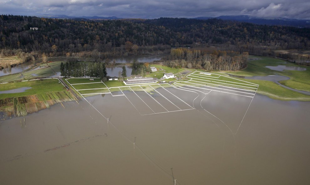 Inundación en Carnation (Washington), tras una tormenta que derribó árboles y provocó deslizamientos de tierra e inundaciones, matando al menos a tres personas. REUTERS/Jason Redmond