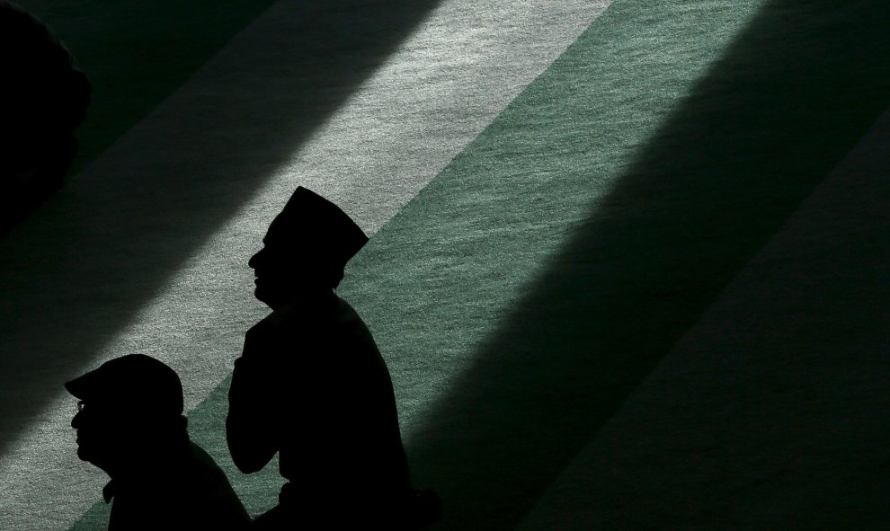 Musulmanes escuchan la oración en la mezquita de Baitul Futuh en Morden, al sur de Londres (Gran Bretaña). REUTERS/Stefan Wermuth